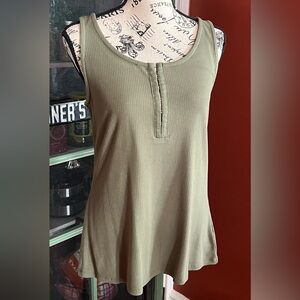 Torrid Everyday Ribbed Scoop Neck Hook and Eye Tank- 1X- Olivine Color -NWT! 💚